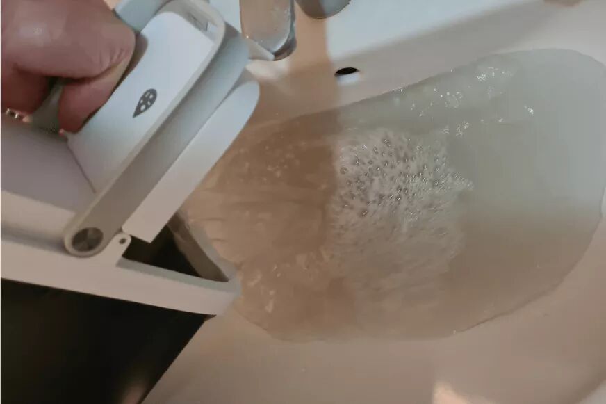 Das Schmutzwasser nach der Wohnungsreinigung durch den Roborock S9 Pro Ultra ist zu sehen.